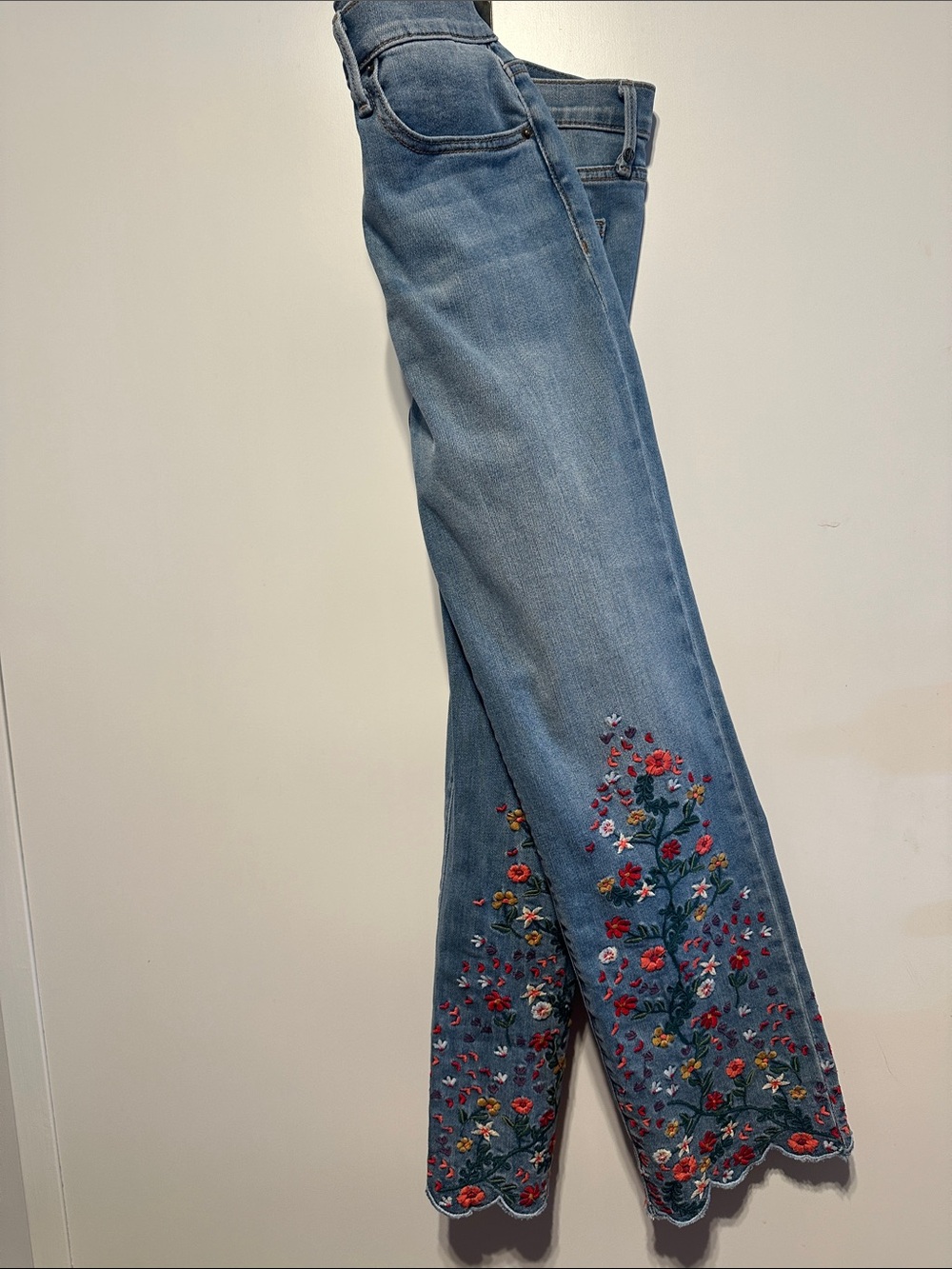 DRIFTWOOD Blue Cropped Jeans Red Green Floral Embroidery Sz 33 good condition